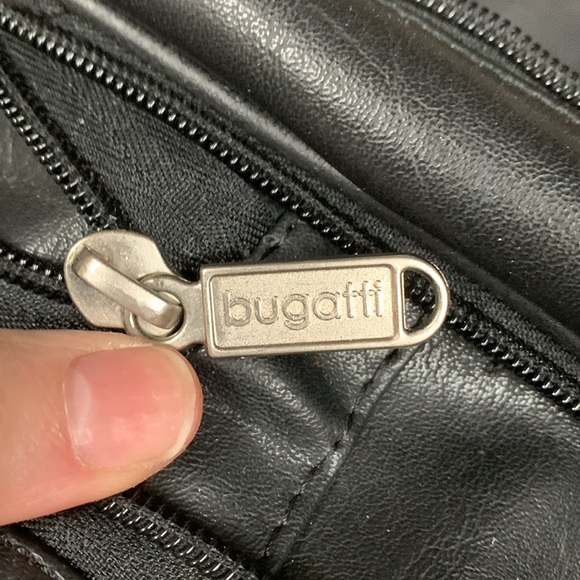 Bugatti Expandable Executive Carrying Case w/ handles/adjustable shoulder strap - Picture 7 of 17